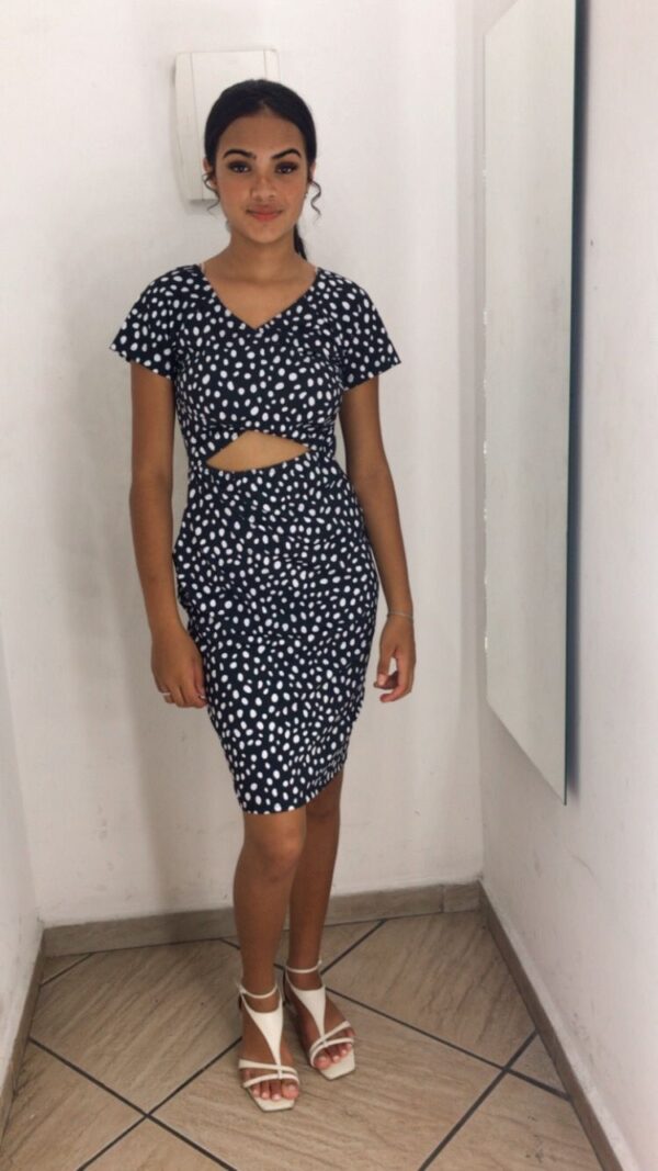 Vestido Curto Decotado na Frente Estampa Bolinha