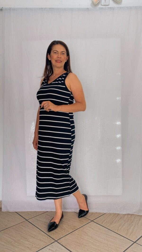 Vestido Midi Justo(a) Listrado Preto e Branco