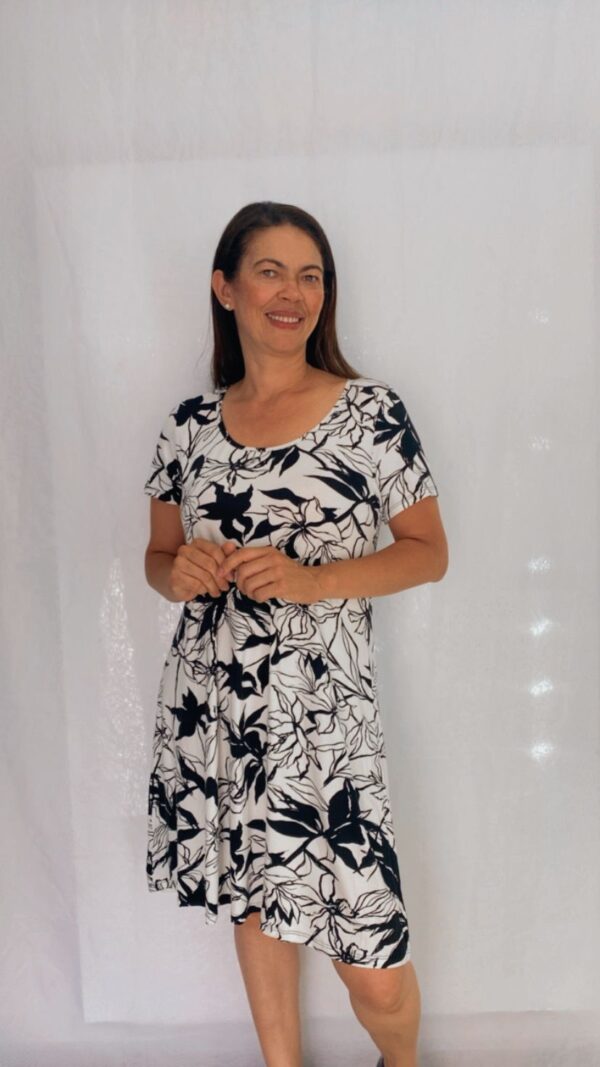 Vestido Curto Preto e Branco Folhagem - Image 3