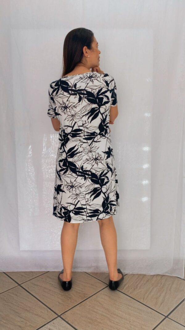 Vestido Curto Preto e Branco Folhagem - Image 2