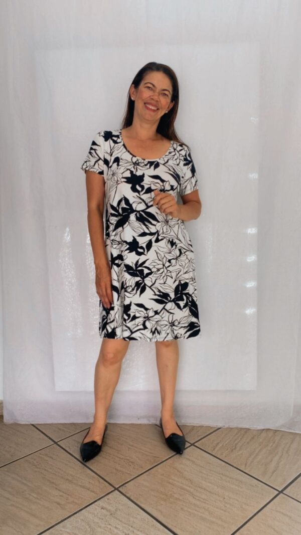 Vestido Curto Preto e Branco Folhagem