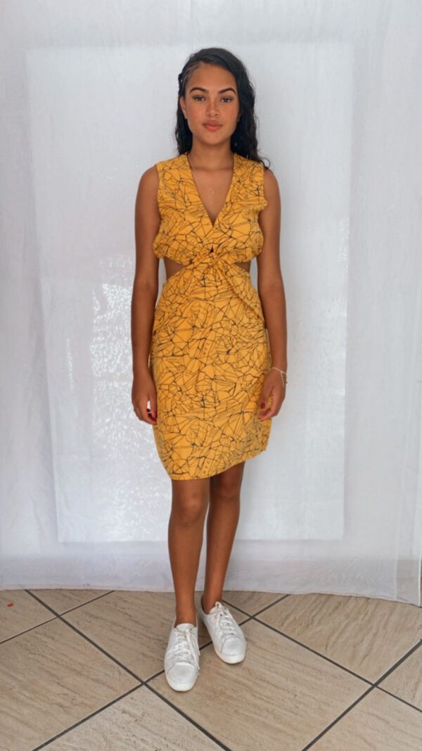 Vestido Curto Amarelo Aberto Costas