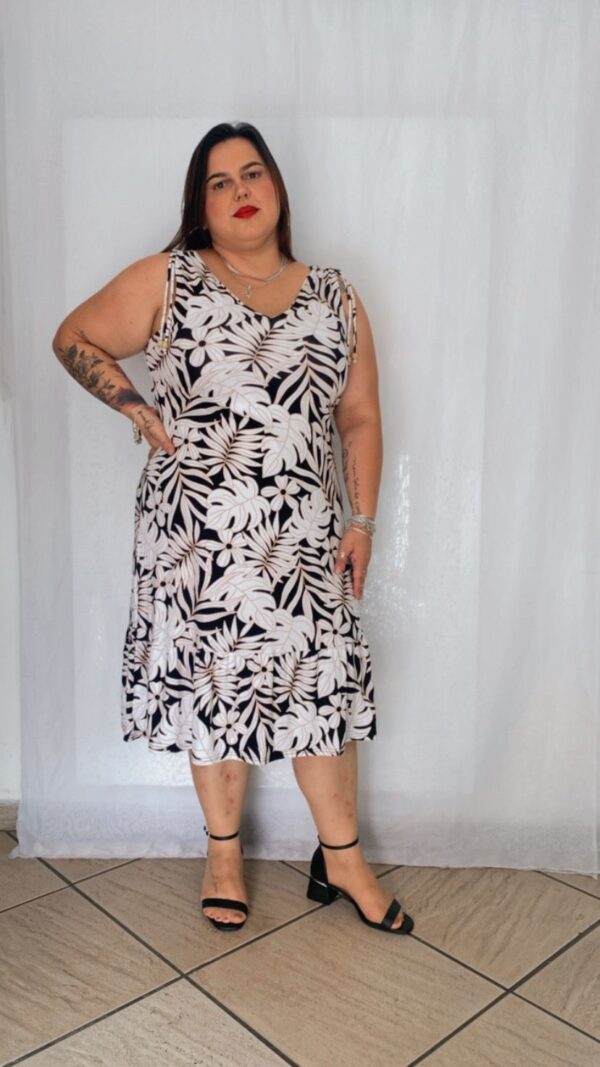 Vestido Evase Folhagem c/ Contorno Dourado Plus