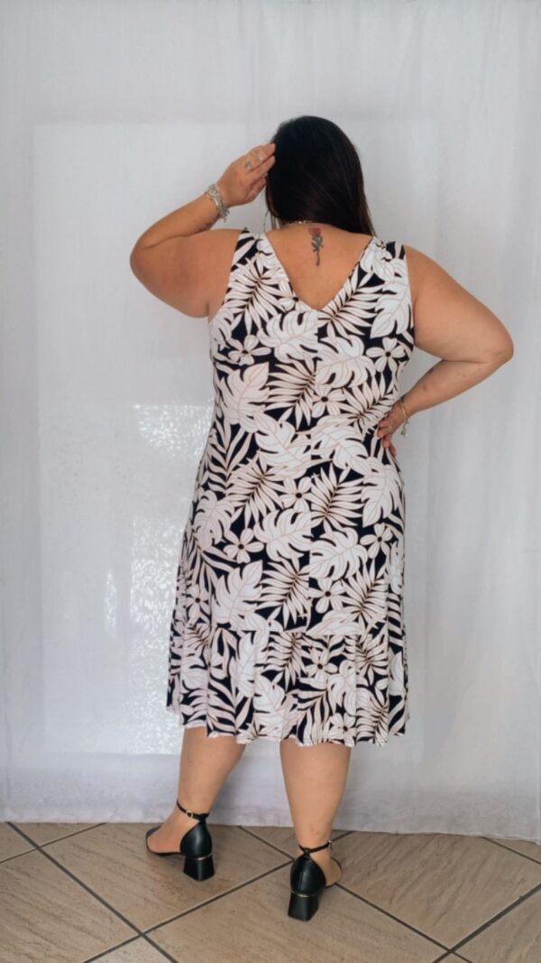 Vestido Evase Folhagem c/ Contorno Dourado Plus - Image 4