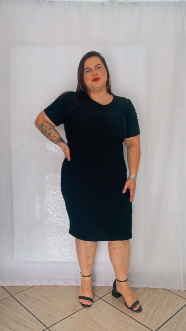 Vestido Plus Preto Liso Canelado