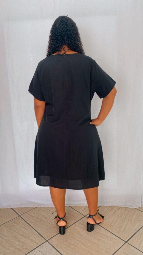 Vestido Forrado Gola V Detalhe Pedrinhas - Image 3