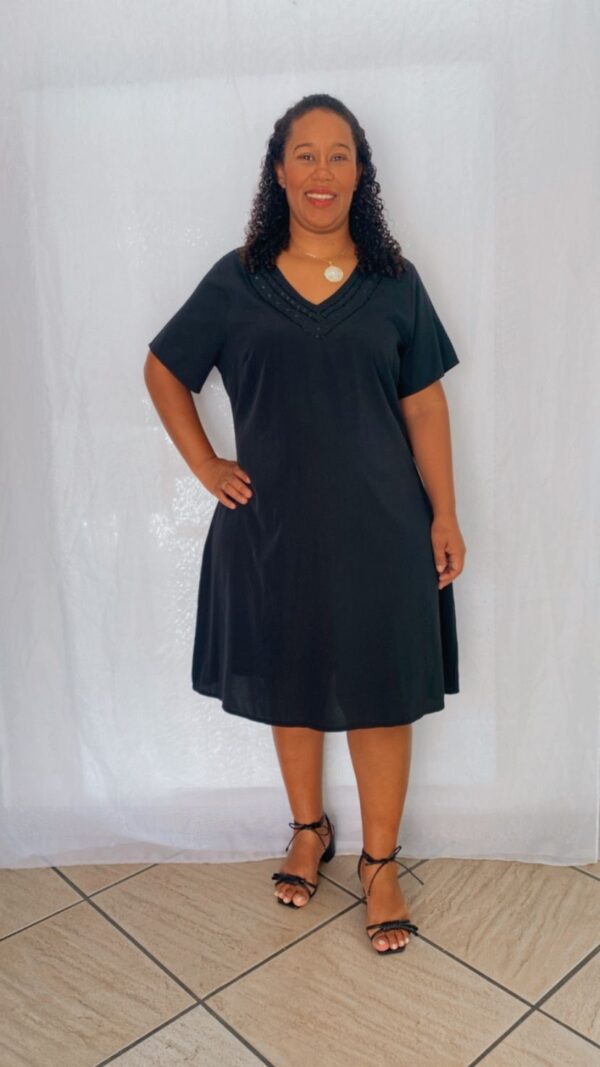 Vestido Forrado Gola V Detalhe Pedrinhas